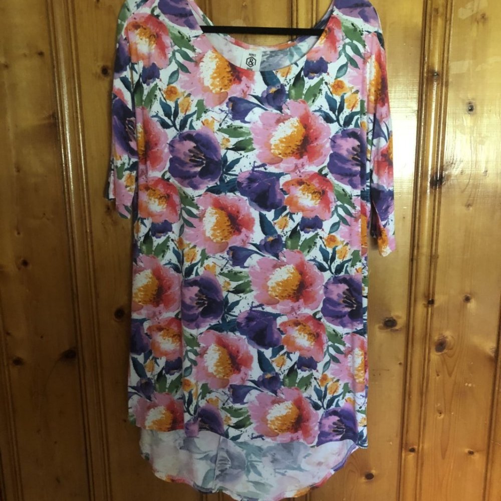 Agnes and Dora floral HI lo tee, xl